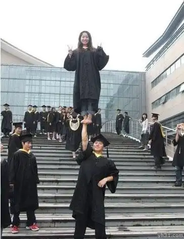 爆笑段子土匪三兄弟在道上碰到一美妇,逐劫色
