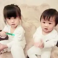 求很萌的小朋友的情侣头像

