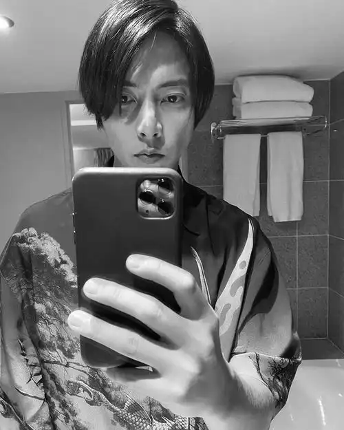 山下智久情人节晒素颜自拍
