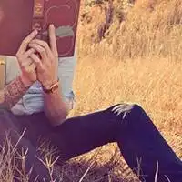 一男一女举着棉花糖背景有摩天轮小清新的情侣头像
