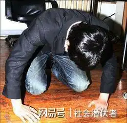 几女人饭店包间享受特殊服务,男人跪地上舔奶,女人掰回一局
