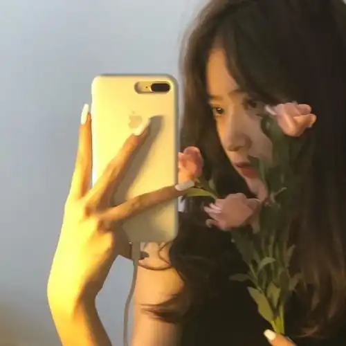 自拍风格女生头像
