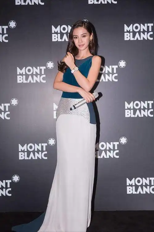 杨颖身材真不错,穿褶皱裙配镂空看不出赘肉,配色显得很有气质

