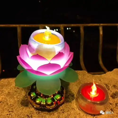 手捧祈福灯,昨晚潮阳这个地方人山人海
