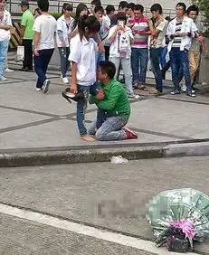男孩下跪抱女孩大腿求爱世间奇葩情侣大盘点
