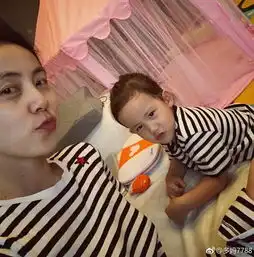 孙莉晒小女儿玩石头,多多妹妹全情投入大汗淋漓,脸变小花猫
