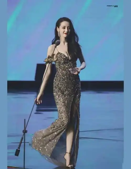 迪丽热巴氛围感神图每一张都好爱
