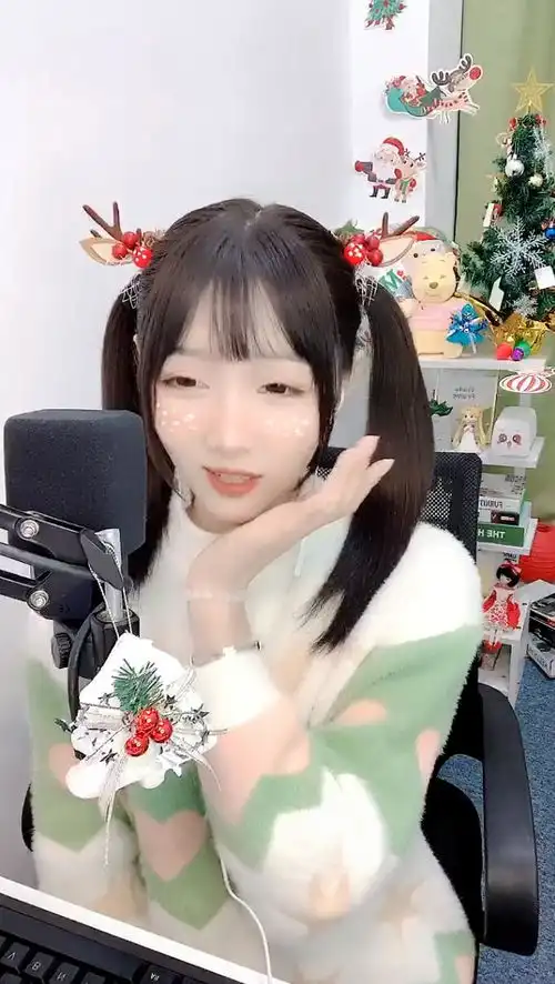 二次元美少女甜美嗓音让人沉醉
