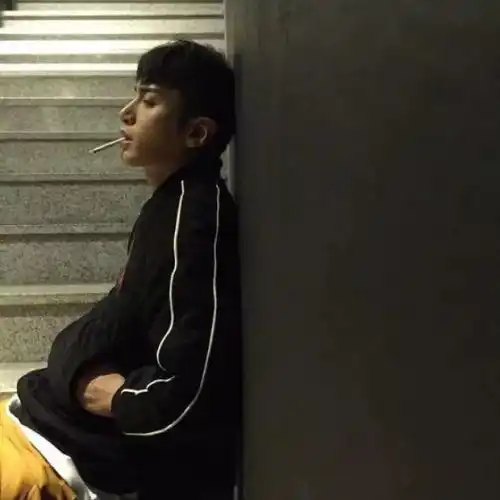 抽烟男女头
