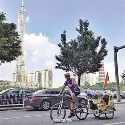 一位父亲带4岁女儿做了一件事网友们的评论炸锅了
