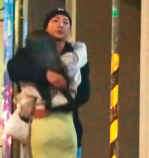 初哆咪之小林依晨明杰当街亲吻搂抱安于晴
