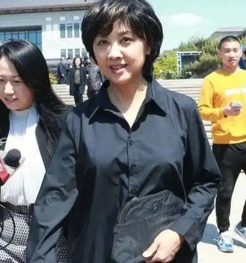 曾被奉为是中国第一美女,可惜结婚两次却未生子,今66岁优雅老去
