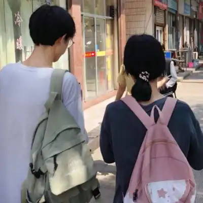 好看的微信情侣头像一左一右幼稚的话少说免得太可爱
