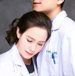穿白大褂拍婚照看两位青年医生的别样爱情
