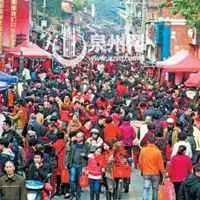 赶庙会朋友圈配图北方逛庙会热闹配图图片
