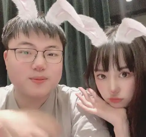 奥咪咪晒出视频,炫耀uzi如何给她端茶倒水暖脚,恩爱羡煞旁人
