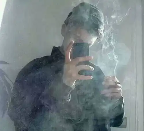 00后情侣聊qq时,大猪蹄子总是发这3条消息,其实早就不爱了
