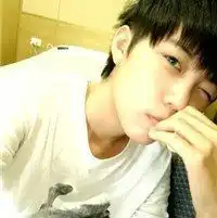 像这种类似的男生图片,谁帮忙找找
