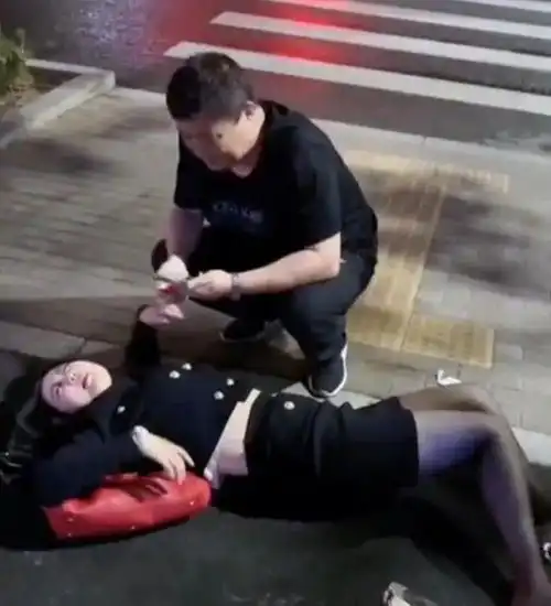 美女深夜醉酒瘫倒在地,陌生男子一路跟随,最后却被大哥感动了
