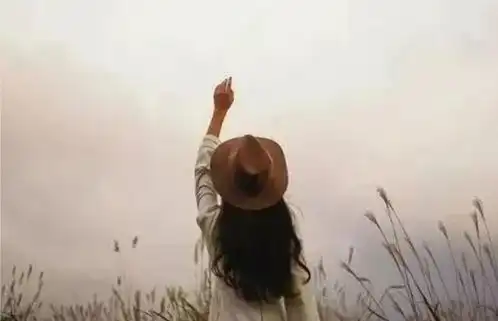 当一个人这样对你时,就没必要联系了,关系该断就断
