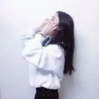 黑白系列女生动漫侧脸戴帽子头像
