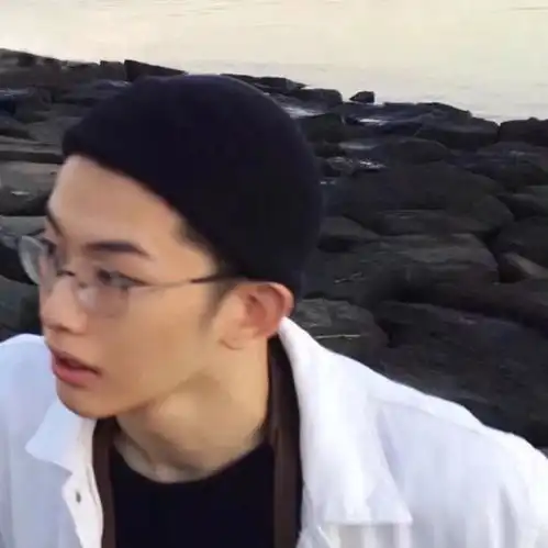 这个图是不是情头另一张图片是什么

