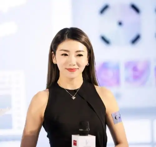郑恺前女友程晓玥晒法国街拍照,一双大长腿十分抢眼
