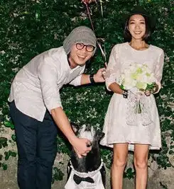 五月天贝斯手玛莎婚后晒照手捧鲜花爱犬出境
