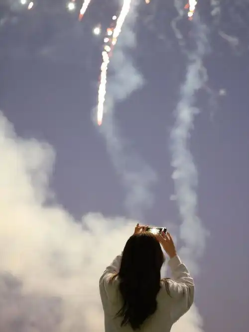 虞书欣出道六周年背影大片暗夜绚烂烟花氛围感十足
