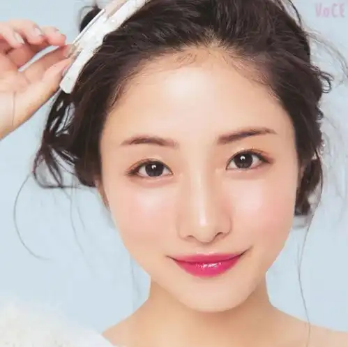 这个17岁的女艺人一化妆,我就想帮她洗把脸

