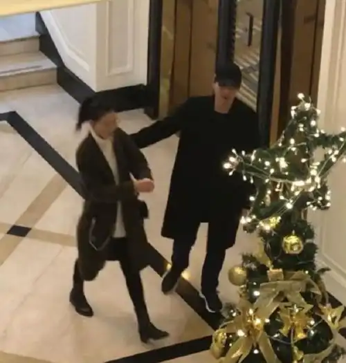 高圆圆探班赵又廷,夫妻俩甜蜜热聊宛如热恋情侣,网友神仙爱情
