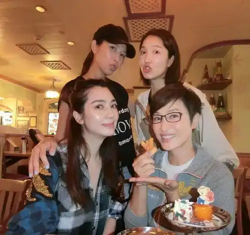 啥情况洪欣晒儿女照片自称珍惜眼前人,毕滢事件后两人再无互动
