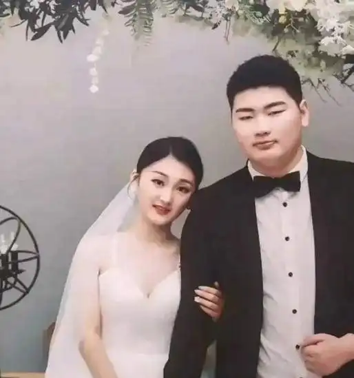 大衣嫂被吐槽太高调,穿皮衣还戴两条项链,被指戴10条也就那样
