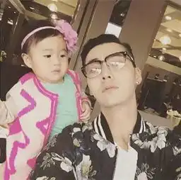 在韩国爆红人贩子陈伟霆又上热搜榜竟然是因为这个......
