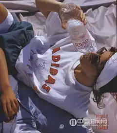 搜狐公众平台2017春夏潮白t穿搭新姿势,不只衣衫不整这一种
