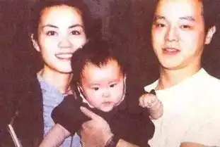 窦唯与窦靖童再次同框,心情不错的父女俩居然摆起了pose
