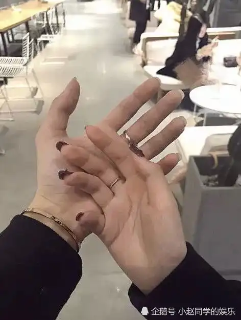 套路璐疑似被前男友追回两人身穿情侣装同框,和王乐乐分手了
