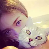 男女抱猫黑白情侣头像图片
