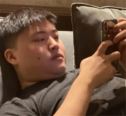 uzi最终决定搬家,现在的住处充满着曾经的记忆,女友已经心累
