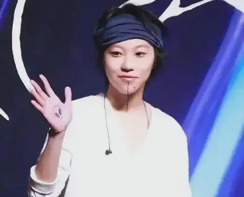 窦靖童挺女人的造型,为何让大家一下子就发现了她的美
