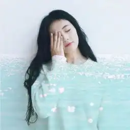 单手捂眼白色衣服的情侣头像,一男一女,单手捂眼,歪着头
