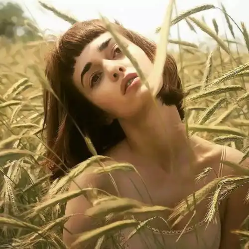 以色列超写实画家笔下的美女,真实空灵,仿佛照片中走出来的女神
