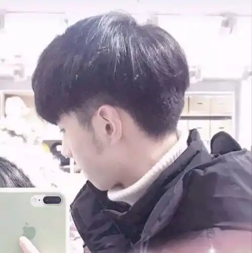 情侣头像只知看到他与别人拥抱亲吻,便轻易红了眼眶
