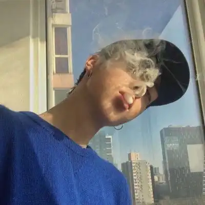 软锦抽烟男生欧美风头像
