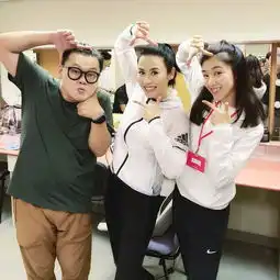 52岁周慧敏和49岁宣萱罕见同框,冻龄港星比美谁赢了
