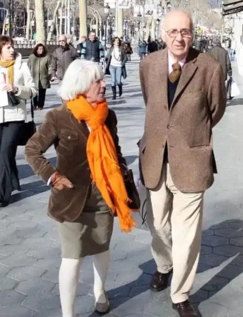 国外街头的老夫妻真有格调,情侣穿搭高级时髦,值得国人借鉴
