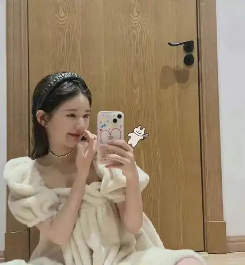 赵露思晒自己手机壳,人比手机壳漂亮呀

