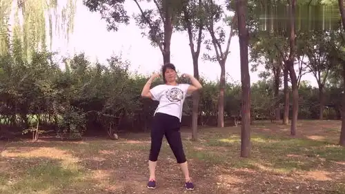 双手举过头顶,随腰部摆动起来,动作简单实用,瘦身效率高
