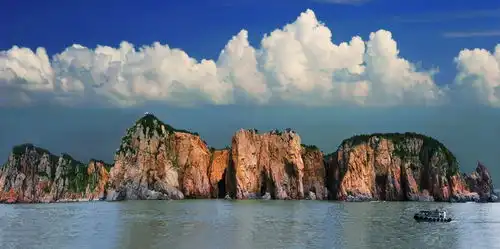 红石滩上,它如一艘白色的船凝望着蓝色的大海
