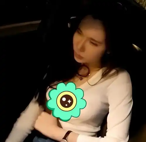 纪实情侣乘坐出租车,在车上忘乎所以,司机你们憋一会,行吗
